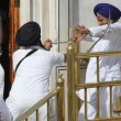 India, la guerriglia dei sikh al Tempio d'Oro di Amristar: scimitarre e bastoni 04