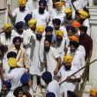 India, la guerriglia dei sikh al Tempio d'Oro di Amristar: scimitarre e bastoni 05