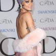 Rihanna nude look agli Oscar della Moda 16