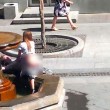 Sesso in pubblico sdraiati su una fontana: scandalo in Russia
