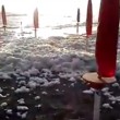 Fiumicino, la spiaggia ricoperta di schiuma bianca VIDEO FOTO 6