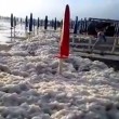 Fiumicino, la spiaggia ricoperta di schiuma bianca VIDEO FOTO 5