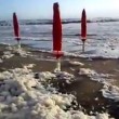 Fiumicino, la spiaggia ricoperta di schiuma bianca VIDEO FOTO 3
