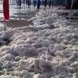 Fiumicino, la spiaggia ricoperta di schiuma bianca VIDEO FOTO 2
