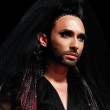 Conchita Wurst, la trans barbuta sfila a Parigi per Jean-Paul Gaultier10