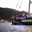 Costa Concordia, la Rainbow Warrior di Greenpeace al Giglio01