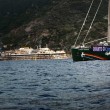 Costa Concordia, la Rainbow Warrior di Greenpeace al Giglio03