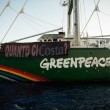 Costa Concordia, la Rainbow Warrior di Greenpeace al Giglio06