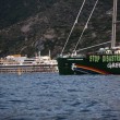 Costa Concordia, la Rainbow Warrior di Greenpeace al Giglio07