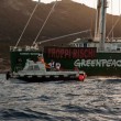 Costa Concordia, la Rainbow Warrior di Greenpeace al Giglio09