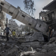 Gaza, il minareto della moschea crolla dopo i raid degli aerei isrealiani01