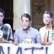 Giorgia Meloni davanti al Senato con le maschere di Matteo Renzi03