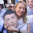Giorgia Meloni davanti al Senato con le maschere di Matteo Renzi11