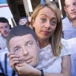 Giorgia Meloni davanti al Senato con le maschere di Matteo Renzi08