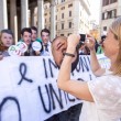 Giorgia Meloni davanti al Senato con le maschere di Matteo Renzi07