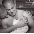 L'abbraccio dei papà gay al figlio appena nato01