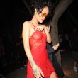 Rihanna, seno in vista in discoteca: il vestito è trasparente14