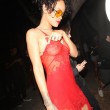 Rihanna, seno in vista in discoteca: il vestito è trasparente08