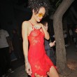 Rihanna, seno in vista in discoteca: il vestito è trasparente07