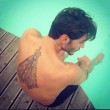 Stefano De Martino si fa tatuare la patrona dell'Argentina sulla schiena01