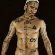 Vin Los, il modello tatuato con parole a caso3