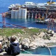 Costa Concordia verso Genova martedì 22. Prua a galla, curiosi via FOTO-VIDEO 8