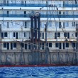 Costa Concordia: la scritta riemerge sulla fiancata della nave FOTO