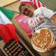 Capri, Bill De Blasio mangia la pizza con forchetta e coltello 02