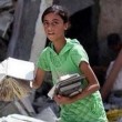 Gaza, bambina cerca i libri di scuola tra le macerie5
