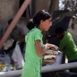 Gaza, bambina cerca i libri di scuola tra le macerie03