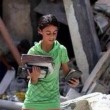 Gaza, bambina cerca i libri di scuola tra le macerie02