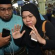 Aereo Malaysia abbattuto: familiari piangono le vittime11