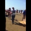 Guardia Costiera in spiaggia col manganello per cacciare i vu cumprà: proteste in Versiglia
