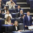 Renzi debutta a Strasburgo. L'Olanda lo gela: "Niente flessibilità". Polemica: evita i giornalisti per andare da Vespa