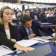 Renzi debutta a Strasburgo. L'Olanda lo gela: "Niente flessibilità". Polemica: evita i giornalisti per andare da Vespa