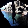 Naike Rivelli, bagno nuda in Sicilia