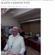 Papa pranza alla mensa vaticana con i dipendenti 01