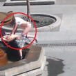 Sesso in pubblico sdraiati su una fontana: scandalo in Russia 1