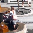 Sesso in pubblico sdraiati su una fontana: scandalo in Russia 3