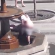 Sesso in pubblico sdraiati su una fontana: scandalo in Russia 2