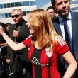 Barbara Berlusconi con la maglia del Milan saluta i tifosi09