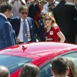 Barbara Berlusconi con la maglia del Milan saluta i tifosi02