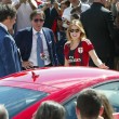 Barbara Berlusconi con la maglia del Milan saluta i tifosi01