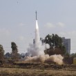 Un missile di difesa israeliano lanciato per intercettare i razzi provenienti da Gaza