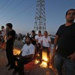 Israeliani su un'altura guardano i raid su Gaza, vicino al confine con i territori palestinesi