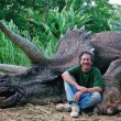 Steven Spielberg, foto col dinosauro. Web: "Assassino, vai in prigione" (FOTO)