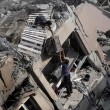 Gaza, il crollo del palazzo di 12 piani abbattuto dai missili israeliani3