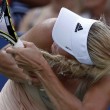 Us Open, la palla finisce nella treccia dei capelli di Caroline Wozniacki01