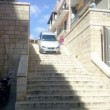 Bari, auto su scalinata: turisti australiani seguivano il navigatore FOTO