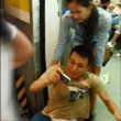 Pechino, trascinato dalla fidanzata "gelosa" dello smartphone (foto)